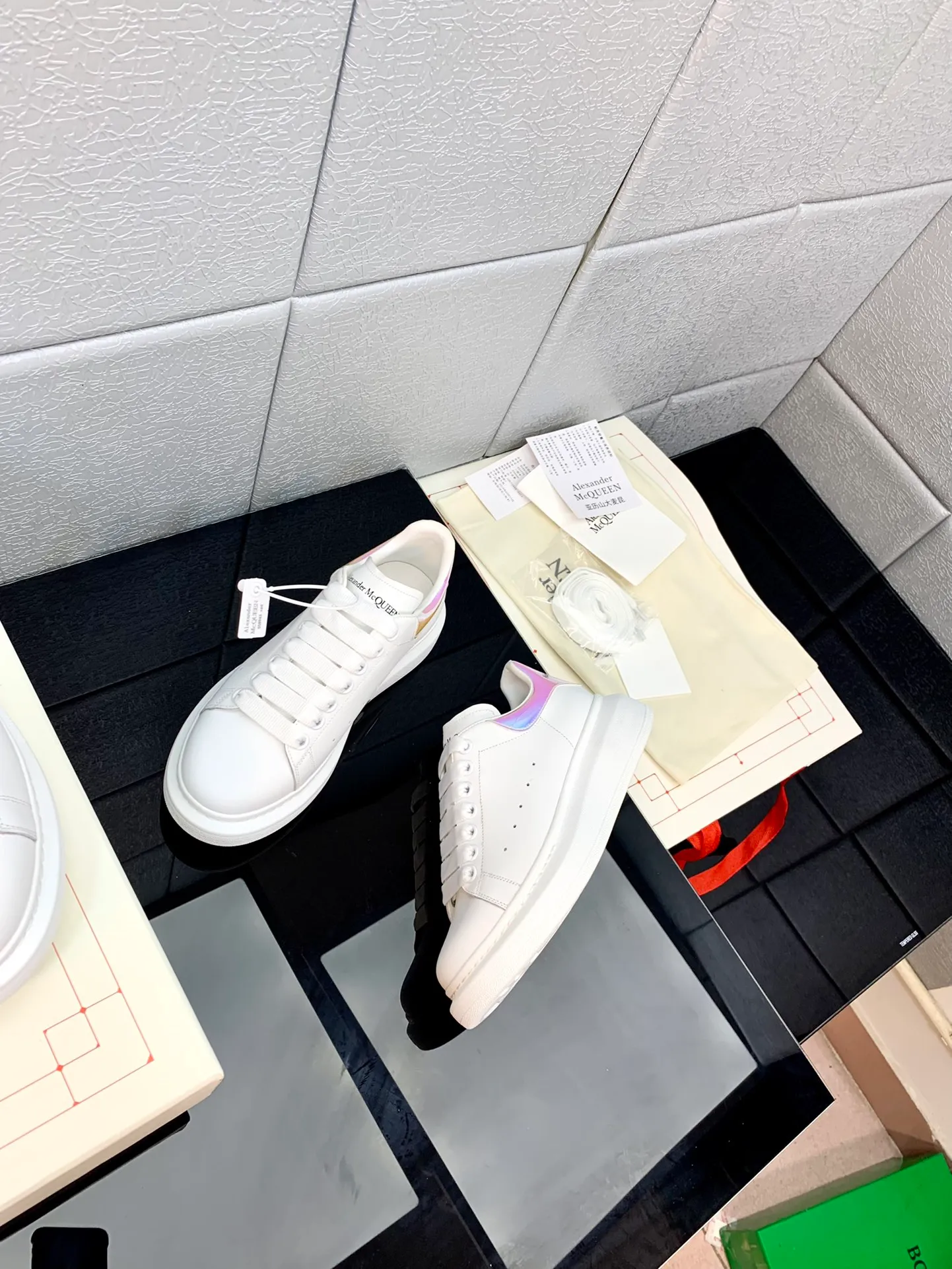 👟👟Ex-factory price 480👟👟 2022 latest upgraded version The latest McQueen white shoes original 1⃣: 1⃣ perfect replica ☑Deliver the latest counter full set of packaging 🎁Full series of color styles are constantly updated🥳🥳 🔺Fabric: Customized original matte silk cowhide 🔺Inner: imported water-dyed sheepskin lining/original customized soft cowhide cushion 🔺Feet: super clear high temperature air pressure logo➕soft latex pad 🔺Outsole: rubber T👟👟Ex-factory price U vacuum bottom/I👟👟Ex-factory price foam original bottom, thick bottom about 4cm 🔺Size: Female M34-40 Male M39-45